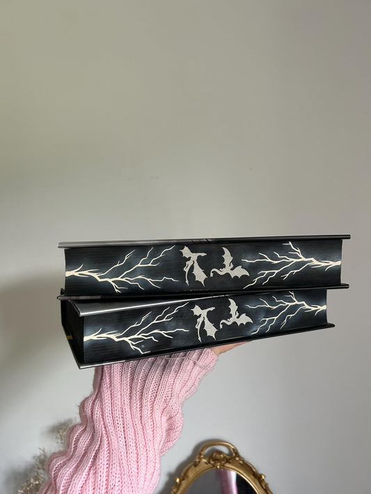 Onyx Storm UK hardback with sprayed edges