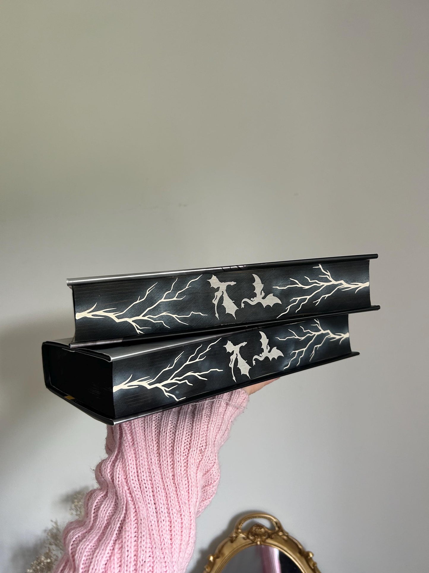 Onyx Storm UK hardback with sprayed edges