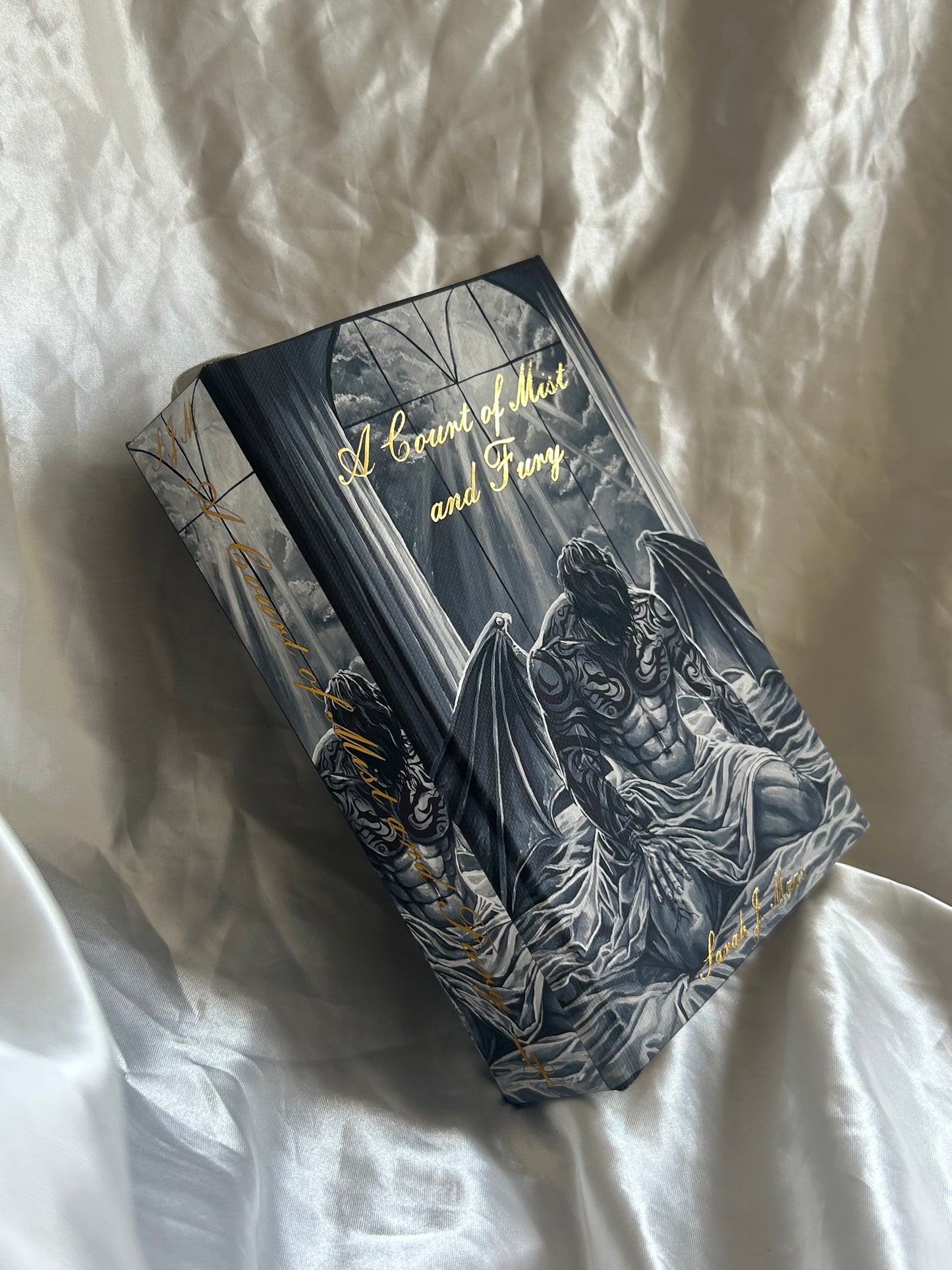 A Court of Mist and Fury artwork rebind pre-order
