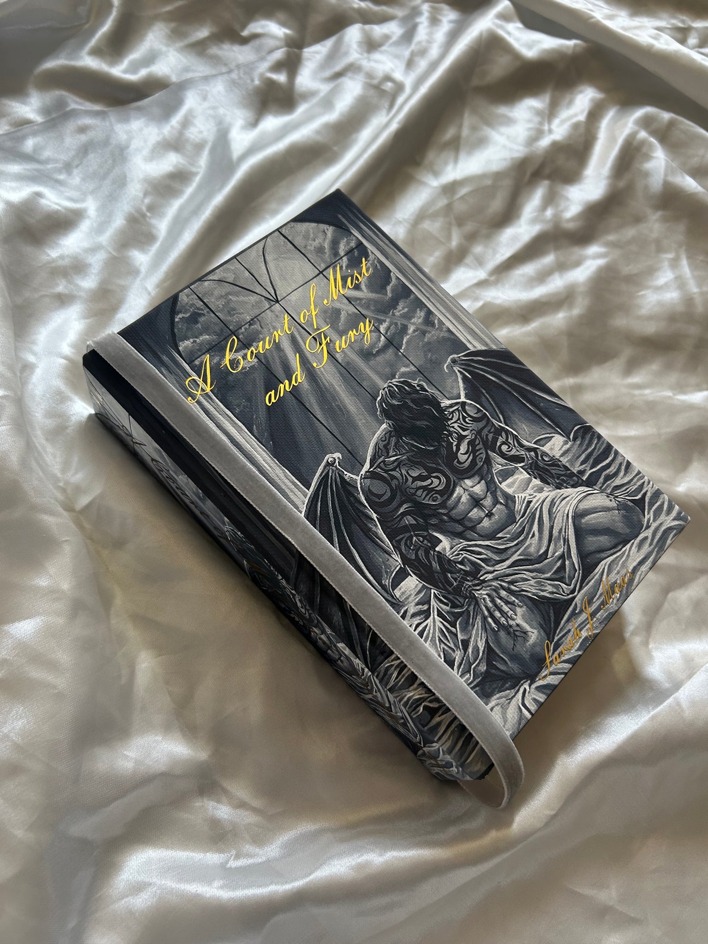 A Court of Mist and Fury artwork rebind pre-order