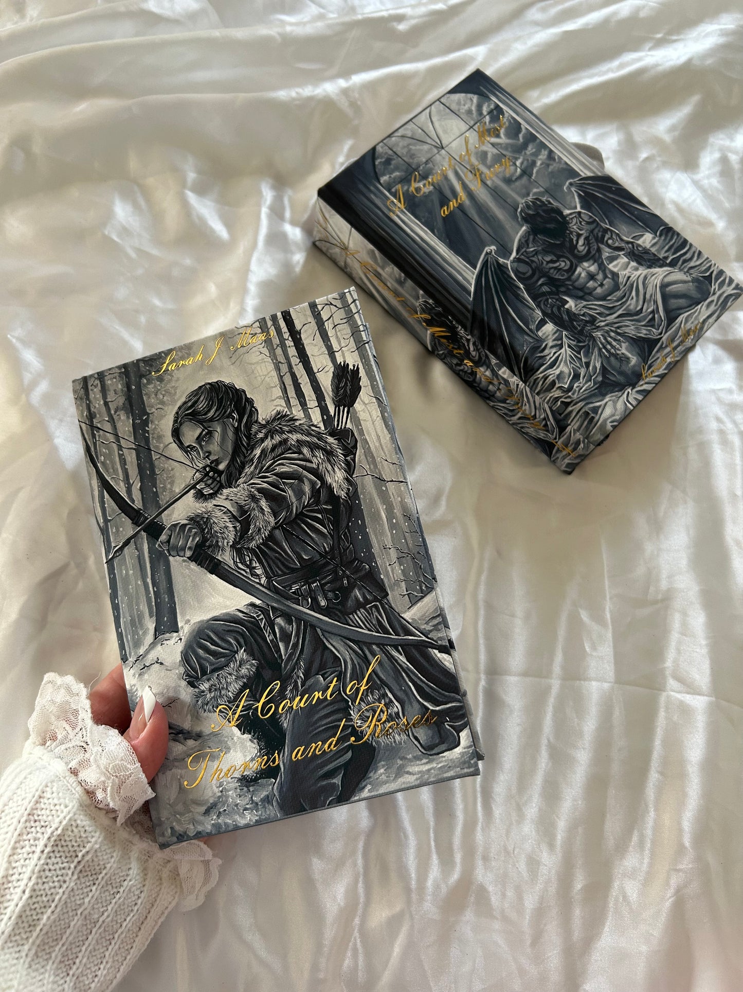 A Court of Thorns and Roses artwork rebind pre-order