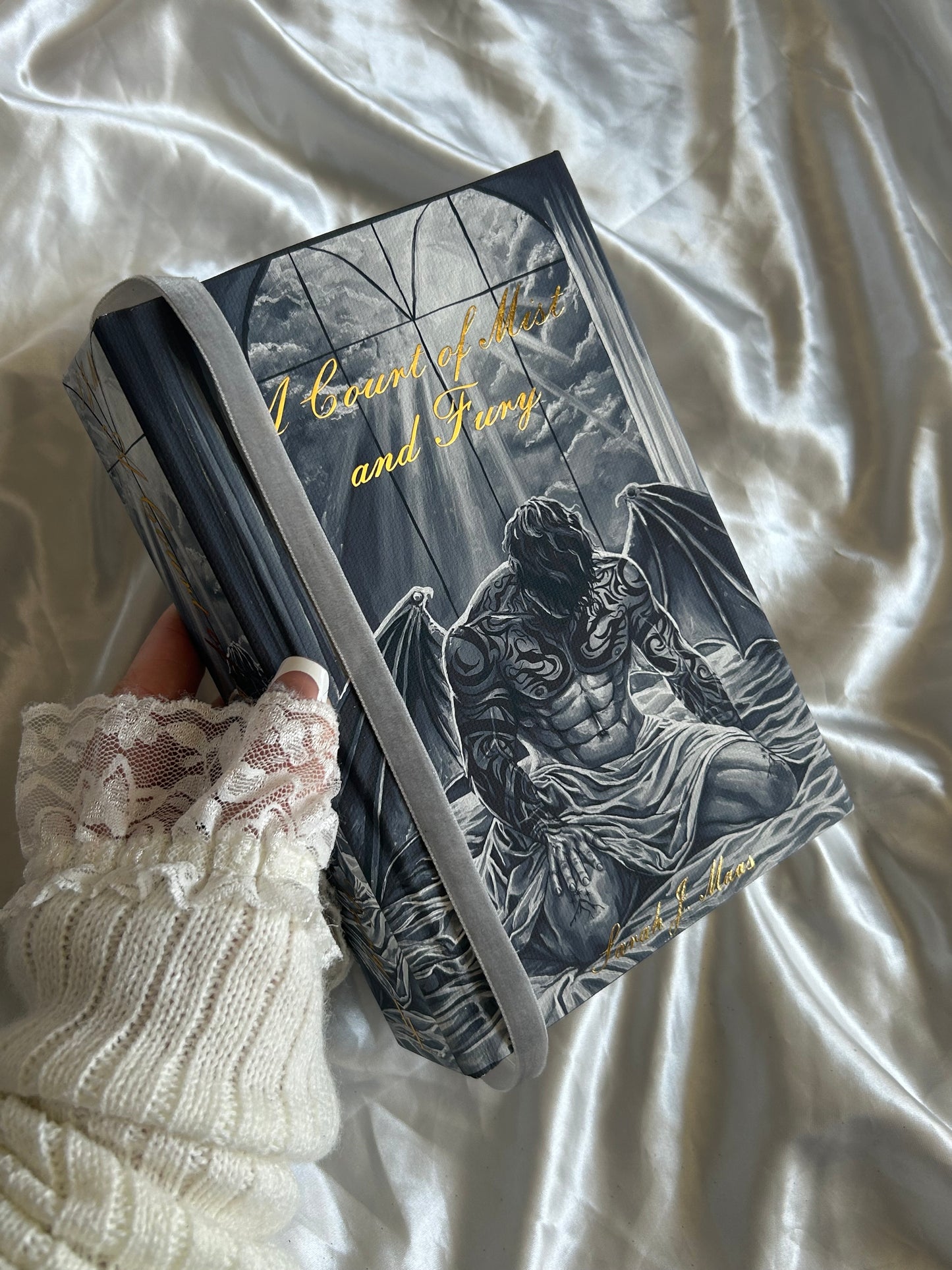 A Court of Mist and Fury artwork rebind pre-order